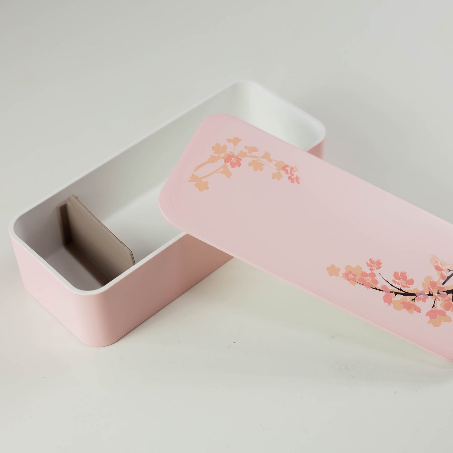 https://www.bentoandcopro.com/cdn/shop/products/30403_SakuraOne-tierSlimBentoBox_05.jpg?v=1675756646&width=1445