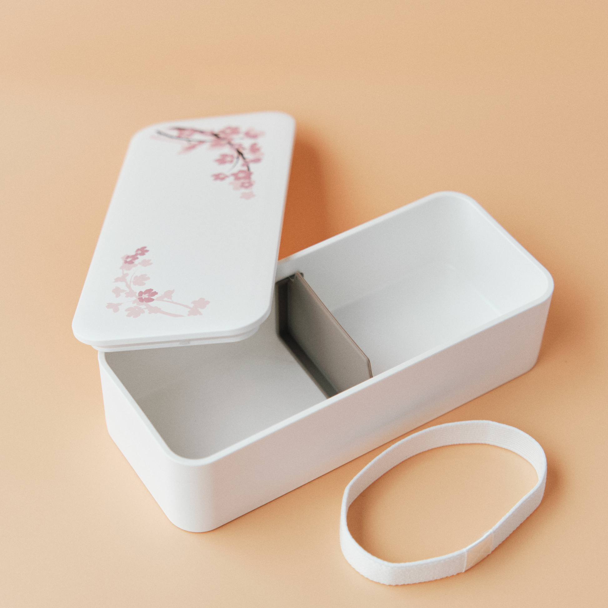 https://www.bentoandcopro.com/cdn/shop/products/SakuraOne-tierSlimBentoBox_550mL_White_30402_Square_8.png?v=1675756630&width=1946